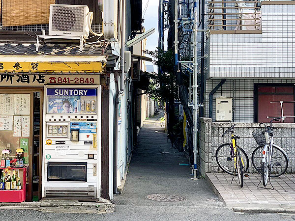 京都路地裏研究所 四条大宮の盛り場探検 路地奥のディープ酒場で一杯 伝説の任侠が生んだ歓楽街 特濃のf字型路地 寛遊園 新宿会館まで Ky19d174 京都の住民がガイドする京都のミニツアー まいまい京都